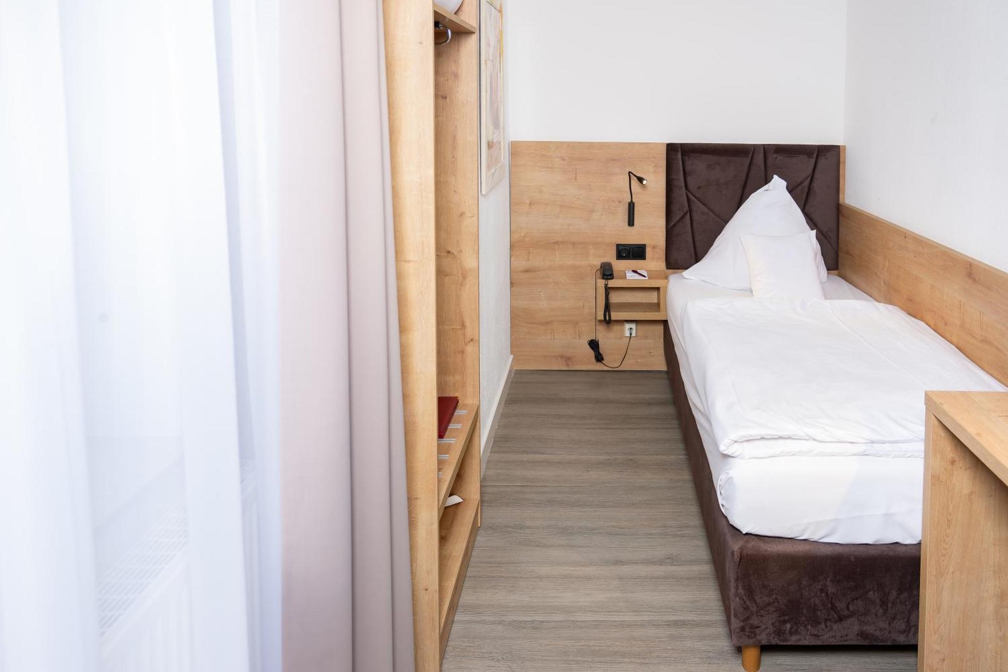 Small Single Room,1667427201:JPEG